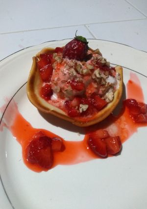 Una foto de Helado de nuez y vainilla con masa tulip y coulis de fresa