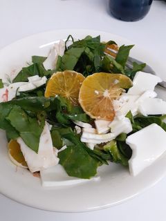 Una foto de Ensalada de espinacas frescas