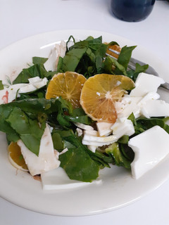 Una foto de Ensalada de espinacas frescas