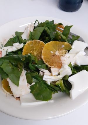 Una foto de Ensalada de espinacas frescas