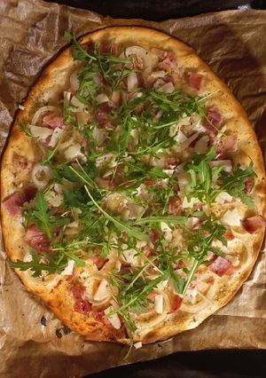 Une photo de Pizza blanche au jambon et pecorino