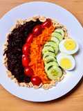Ensalada de estación 🥗 tomate, remolacha, zanahoria, pepino, huevo y maní 🥜 Ensalada colorida 🎨
