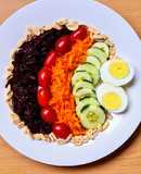 Ensalada de estación 🥗 tomate, remolacha, zanahoria, pepino, huevo y maní 🥜 Ensalada colorida 🎨