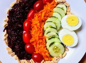 Una foto de Ensalada de estación 🥗 tomate, remolacha, zanahoria, pepino, huevo y maní 🥜 Ensalada colorida 🎨