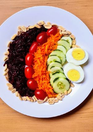 Una foto de Ensalada de estación 🥗 tomate, remolacha, zanahoria, pepino, huevo y maní 🥜 Ensalada colorida 🎨