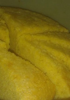 Una foto de Bizcochuelo de polenta 💛 húmedo y esponjoso ♥ te encantara ♥