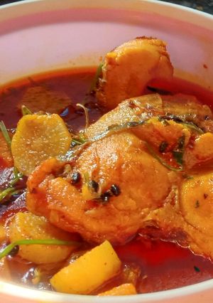 আলু মুলো দিয়ে রুই মাছ(Aloo mulo diye Rui mach jhol recipe in bengali) রেসিপির প্রধান ছবি