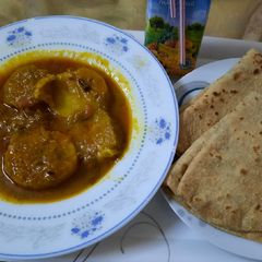 A picture of Aloo gosht.