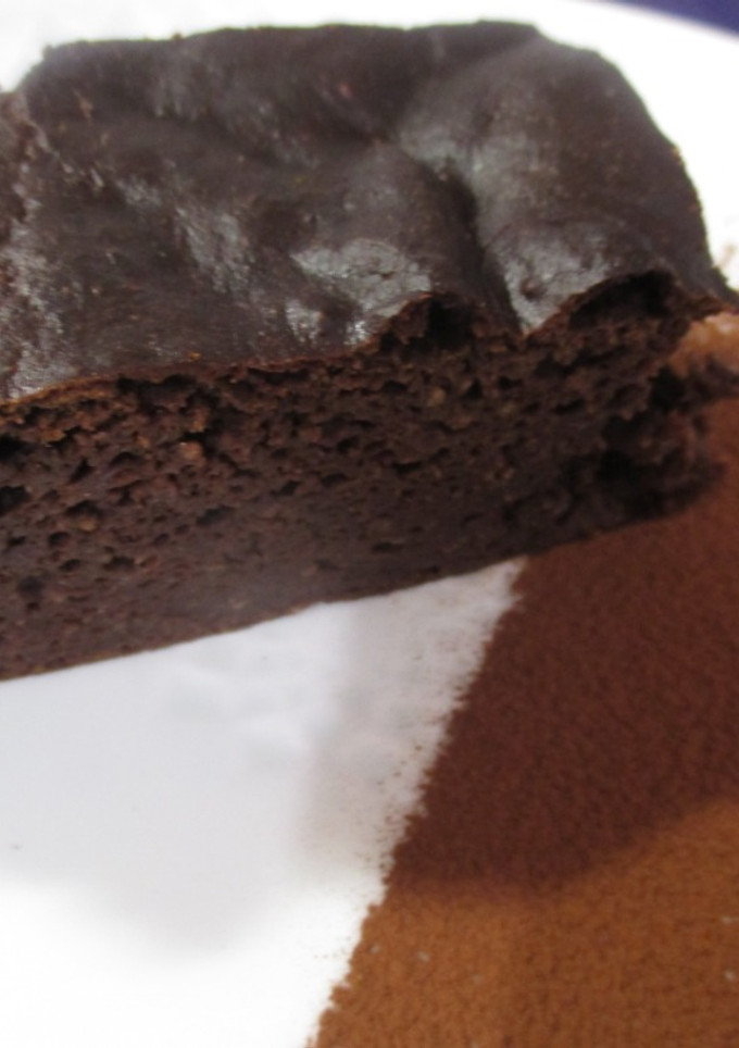 Una foto de Brownie de garbanzos, plátano y cacao
