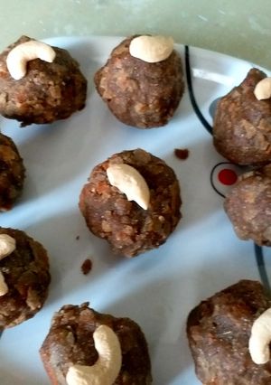 बाजरे के आटे के लड्डू (Bajre ke aate ke ladoo recipe in Hindi) रेसिपी मुख्य फोटो