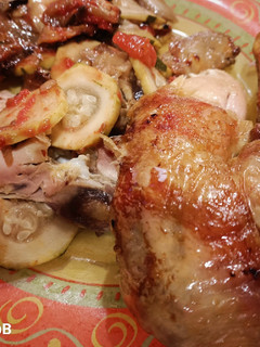 Une photo de Poulet à la rôtissoire, aubergines tomates et courgettes