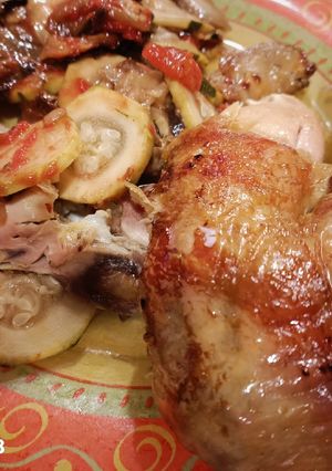 Une photo de Poulet à la rôtissoire, aubergines tomates et courgettes