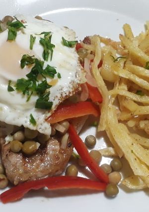 Una foto de Chuletas de cerdo 😋 con papas fritas 🍟