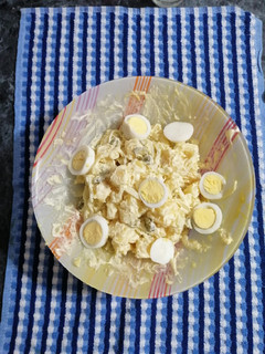 Una foto de Ensalada blanca con pepinillos
