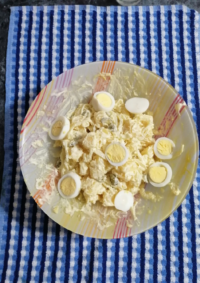 Una foto de Ensalada blanca con pepinillos