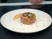 Una foto de tartar de salchichón