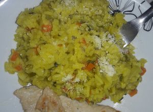 Una foto de Arroz con azafrán y pechuga de pollo, algo rápido y sencillo !