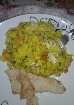 Una foto de Arroz con azafrán y pechuga de pollo, algo rápido y sencillo !