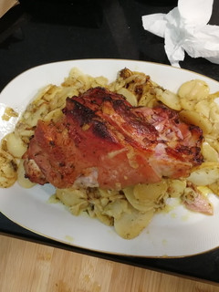 Una foto de Codillo con patatas y hierbas