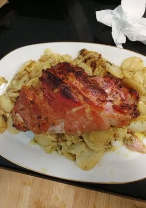Una foto de Codillo con patatas y hierbas