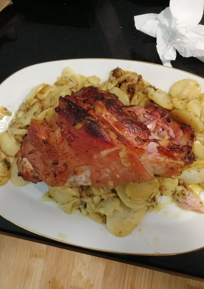 Una foto de Codillo con patatas y hierbas
