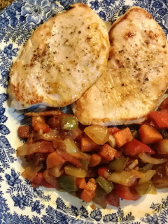 Una foto de Filetes de pavo con verduras salteadas
