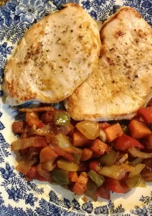 Una foto de Filetes de pavo con verduras salteadas
