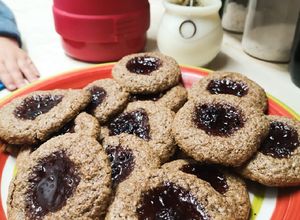 Una foto de Galletas de avena con mermelada (pepas)