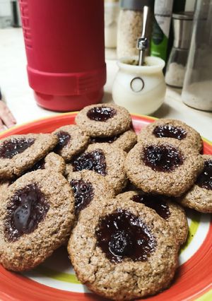 Una foto de Galletas de avena con mermelada (pepas)
