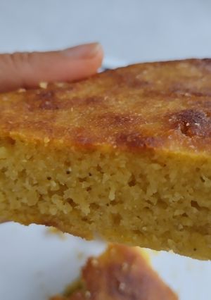 Una foto de Torta🍰 vegana de naranja🍊, plátano🍌 y harina de maíz🌽🥞🍯
