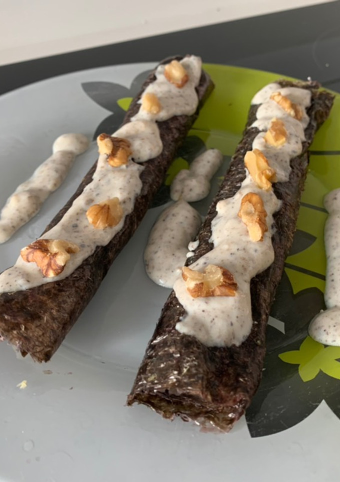 Una foto de Rollitos rápidos de alga nori con salsa de trufa