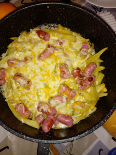 Una foto de Patatas Foster's con salchichas de pollo en la cecofry 4D