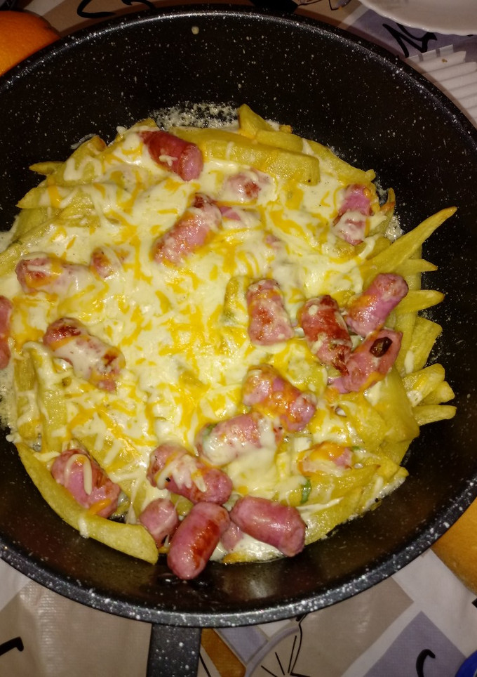 Una foto de Patatas Foster's con salchichas de pollo en la cecofry 4D