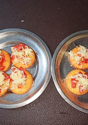 બિસ્કીટ ટોપીગ(biscuit topping recipe in gujarati) રેસીપી મુખ્ય ફોટો