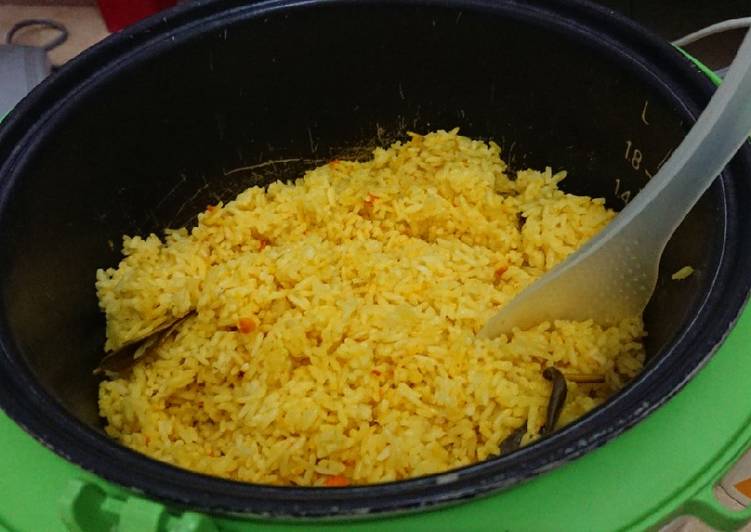Langkah Mudah Menyiapkan Nasi Kuning Magicom Enak Banget