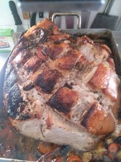 Una foto de Pierna de cerdo mechada con su piel