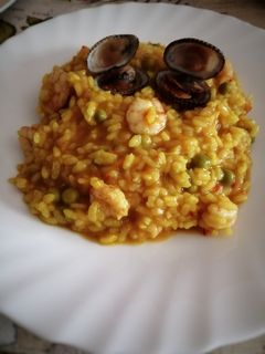 Una foto de Arroz con gambas y chícharos (guisantes)