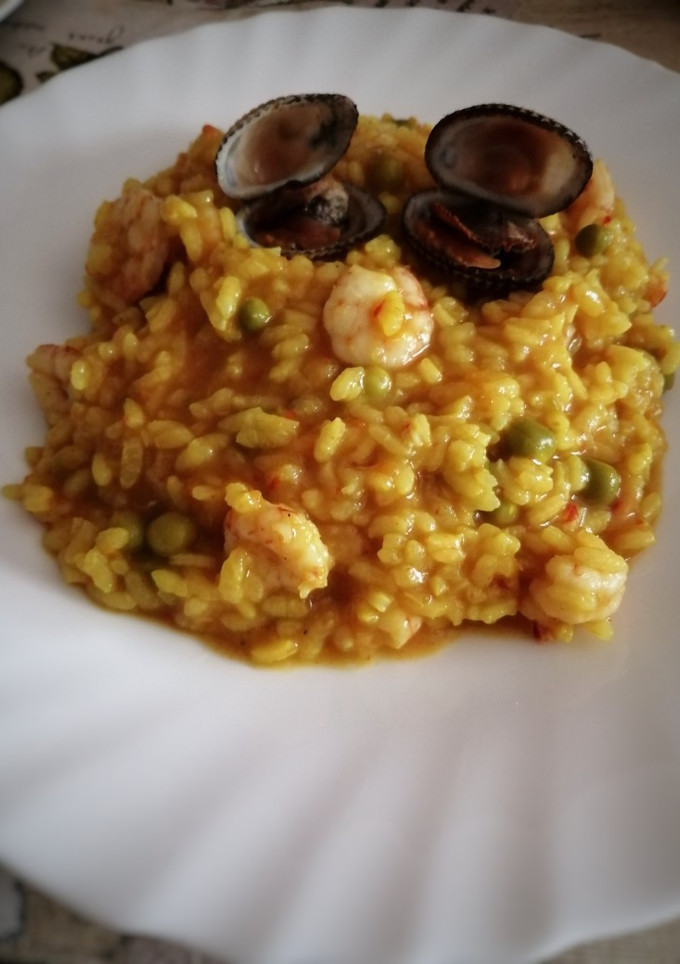 Una foto de Arroz con gambas y chícharos (guisantes)
