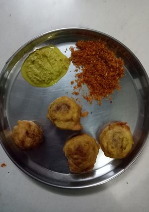 A picture of Kela vada.