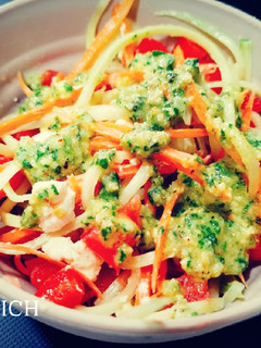 Una foto de Tallarines de pepino con pesto de nueces