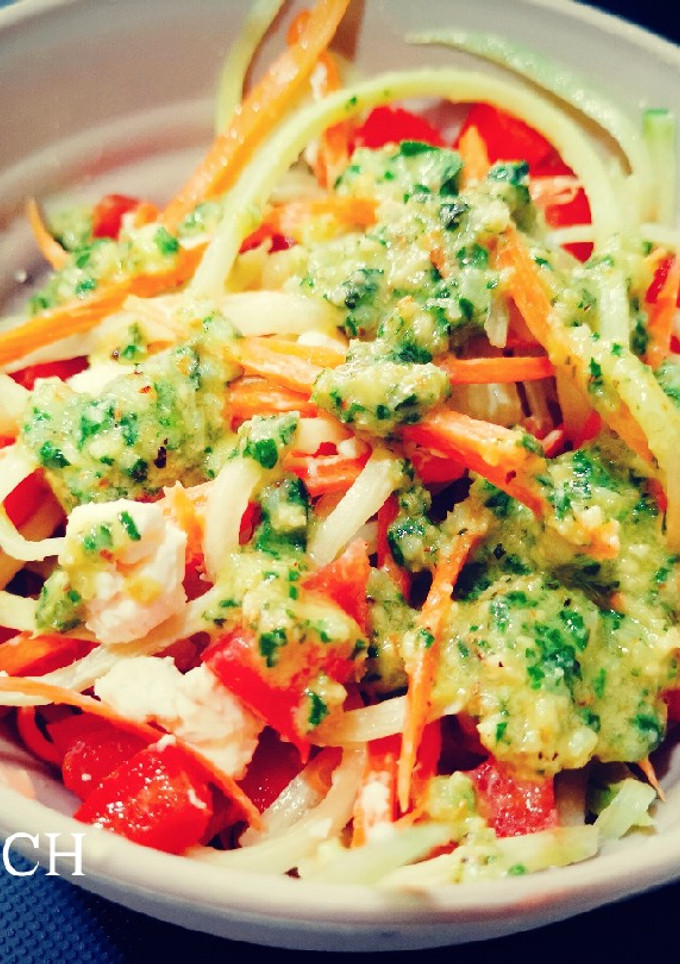 Una foto de Tallarines de pepino con pesto de nueces