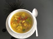 Una foto de jugo de curcuma y jengibre
