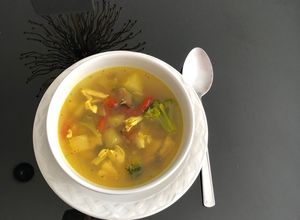 Una foto de Caldo de Pollo con Vegetales, Jengibre y Cúrcuma: Un Bálsamo para el Cuerpo y el Alma