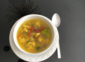 Una foto de Caldo de Pollo con Vegetales, Jengibre y Cúrcuma: Un Bálsamo para el Cuerpo y el Alma