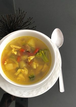 Una foto de Caldo de Pollo con Vegetales, Jengibre y Cúrcuma: Un Bálsamo para el Cuerpo y el Alma