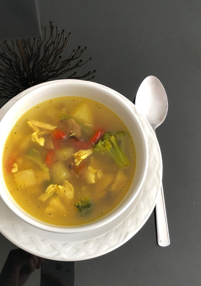 Una foto de Caldo de Pollo con Vegetales, Jengibre y Cúrcuma: Un Bálsamo para el Cuerpo y el Alma