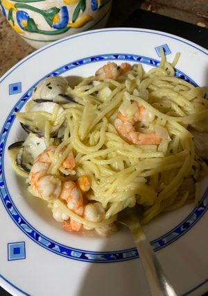 Una foto de Espaguetis con almejas y gambones