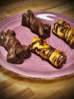 Una foto de Lazos hojaldrados de chocolate y miel
