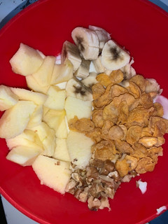 Una foto de Yogurt con plátano, manzana y nueces