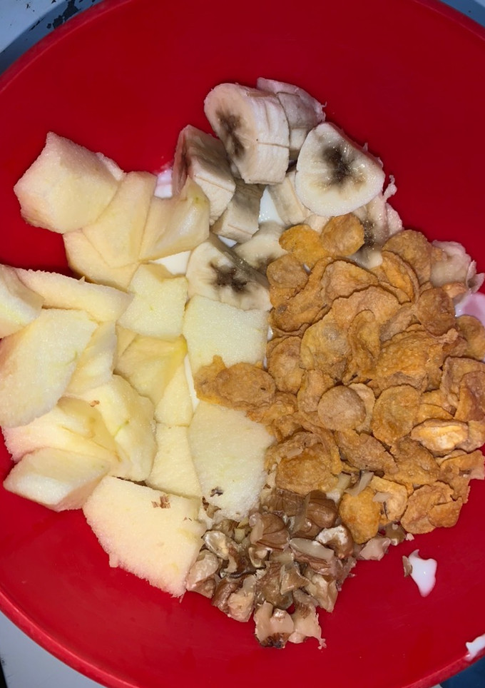 Una foto de Yogurt con plátano, manzana y nueces